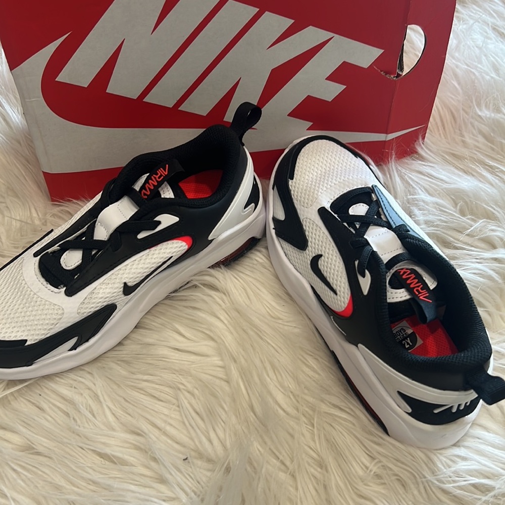 Nike - Picture 2 of 8